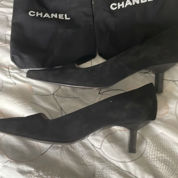 Chanel vintage black suede heels with Chanel dust bags - Picture 10 of 13